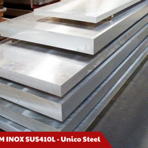 Tấm inox 410L là loại inox martensitic, có hàm lượng carbon thấp hơn so với 410, giúp giảm khả năng bị nứt khi tôi luyện và tăng khả năng chống ăn mòn.